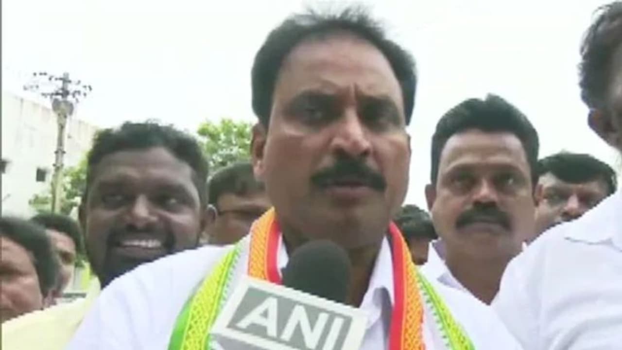 ലോക്ക് ഡൗണ് ലംഘിച്ച് സാധനങ്ങള് വിതരണം ചെയ്തു; പുതുച്ചേരി എംഎല്എയ്ക്കെതിരെ കേസ് ലോക്ക് ഡൗണ് ലംഘിച്ച് സാധനങ്ങള് വിതരണം ചെയ്തു; പുതുച്ചേരി എംഎല്എയ്ക്കെതിരെ കേസ്