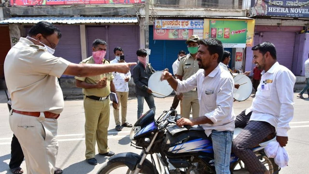 ನಿದ್ರೆ ಕಾಣದ ಕಣ್ಣು, ಚೈತನ್ಯ ಕಳೆದುಕೊಂಡ ದೇಹಗಳು: ಇದು ಪೊಲೀಸರ ಬವಣೆ..! ನಿದ್ರೆ ಕಾಣದ ಕಣ್ಣು, ಚೈತನ್ಯ ಕಳೆದುಕೊಂಡ ದೇಹಗಳು: ಇದು ಪೊಲೀಸರ ಬವಣೆ..!