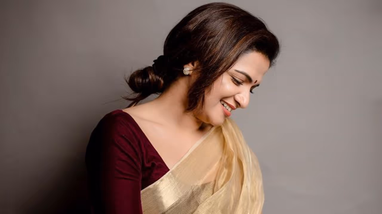 கால்களை அசைக்க முடியாமல்... அமர்ந்த இடத்தில் இருந்தே நடனமாடிய டிடி! ஏன் தெரியுமா? கால்களை அசைக்க முடியாமல்... அமர்ந்த இடத்தில் இருந்தே நடனமாடிய டிடி! ஏன் தெரியுமா?