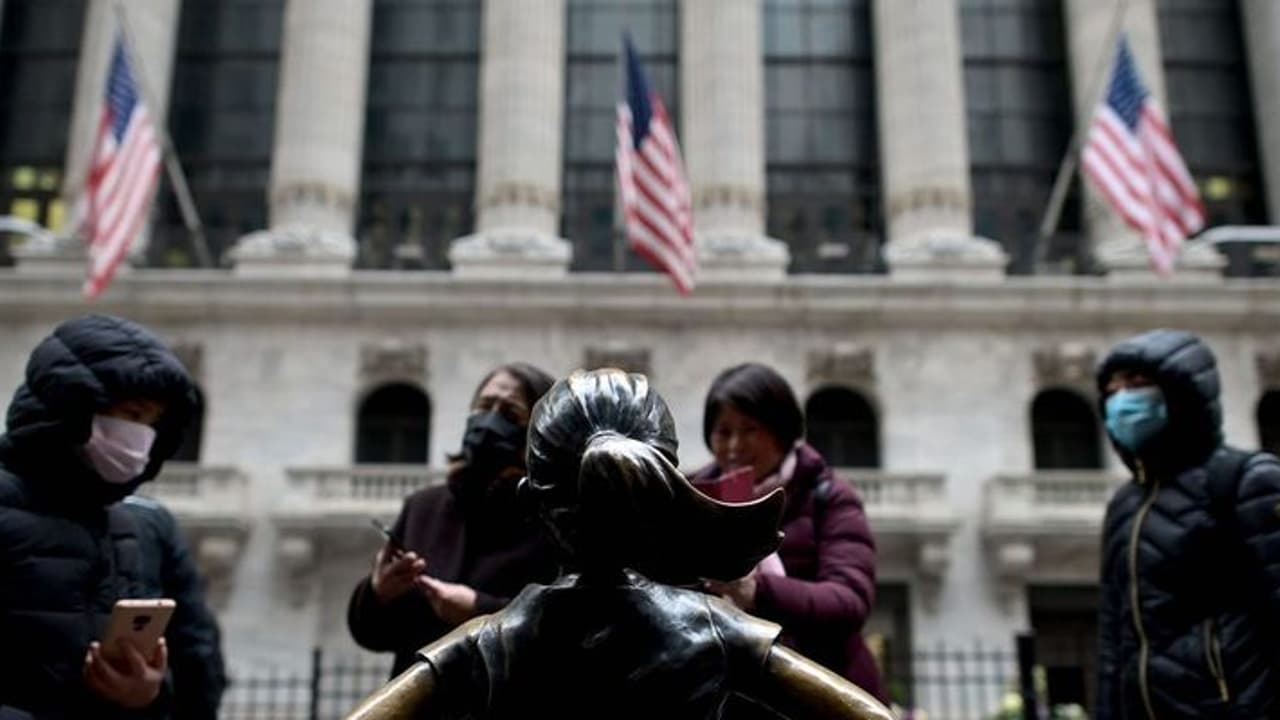 பலி எண்ணிக்கையில் அடித்து தூக்கிய அமெரிக்கா..!! நங்கூரமிட்டு அமர்ந்த கொரோனா... வாய் திறந்து கதறும் டரம்ப்..!