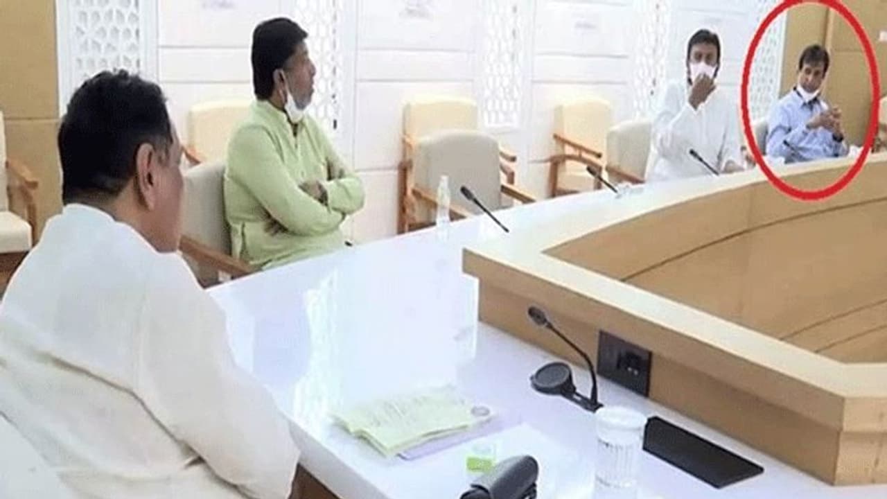 காலை முதல்வருடன் ஆலோசனை நடத்திய எம்.எல்.ஏ.வுக்கு மாலை கொரோனா... குஜராத்தில் பெரும் பரபரப்பு..! காலை முதல்வருடன் ஆலோசனை நடத்திய எம்.எல்.ஏ.வுக்கு மாலை கொரோனா... குஜராத்தில் பெரும் பரபரப்பு..!