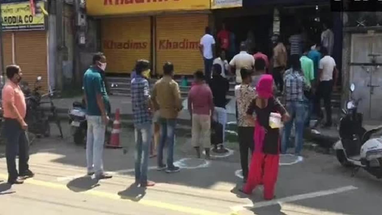 ஒருவருக்கு ஒரு பாட்டில்தான்... அதிரடியாக தொடங்கிய மது விற்பனை..!