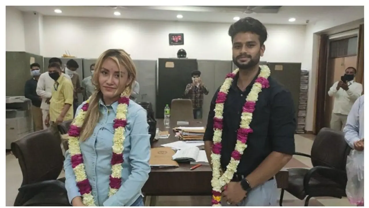 কাতর আর্তিতে রাতেই খুলল আদালত, লকডাউনের মাঝেই মেক্সিকান বান্ধবীকে বিয়ে করলেন যুবক