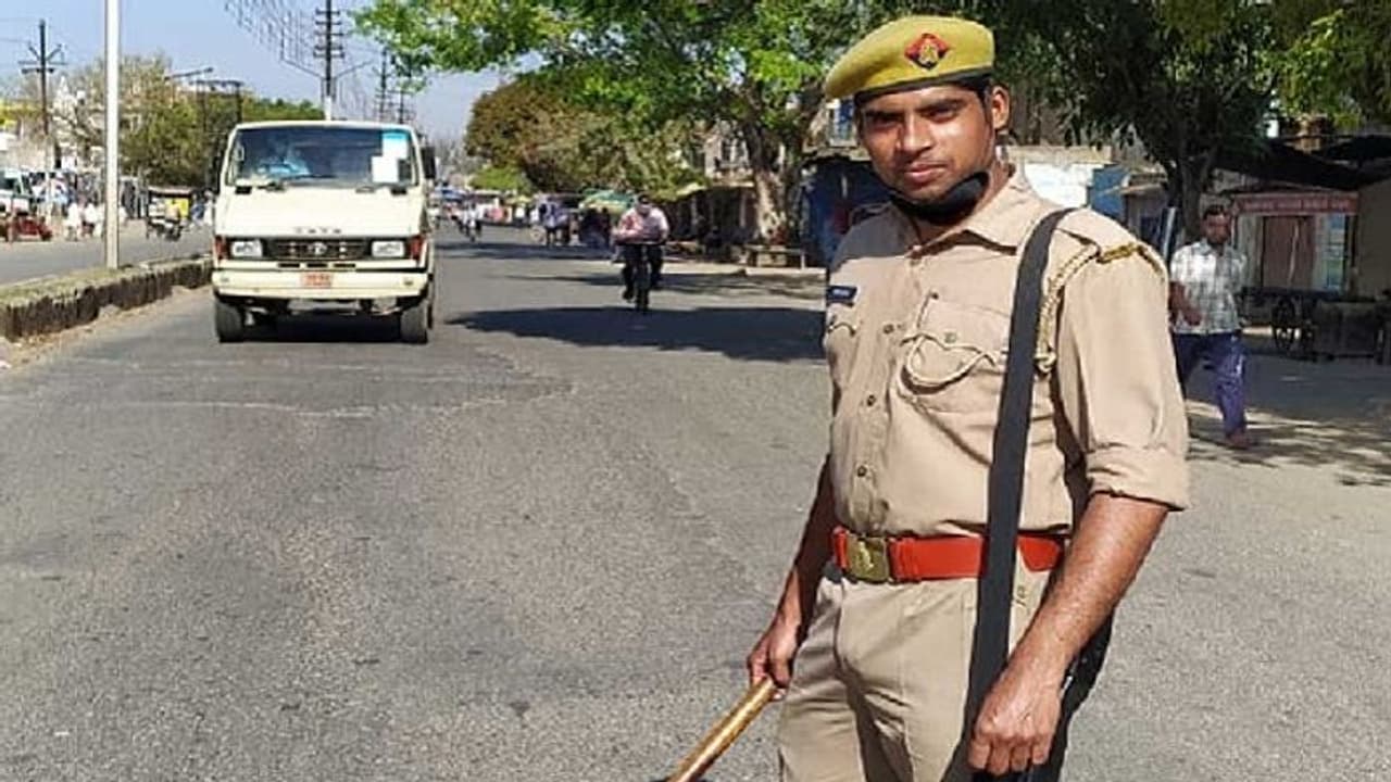 कांस्टेबल ने शादी के खर्च की आधी रकम कर दी दान, कहा बीमारी खत्म होगी तब करूंगा शादी कांस्टेबल ने शादी के खर्च की आधी रकम कर दी दान, कहा बीमारी खत्म होगी तब करूंगा शादी