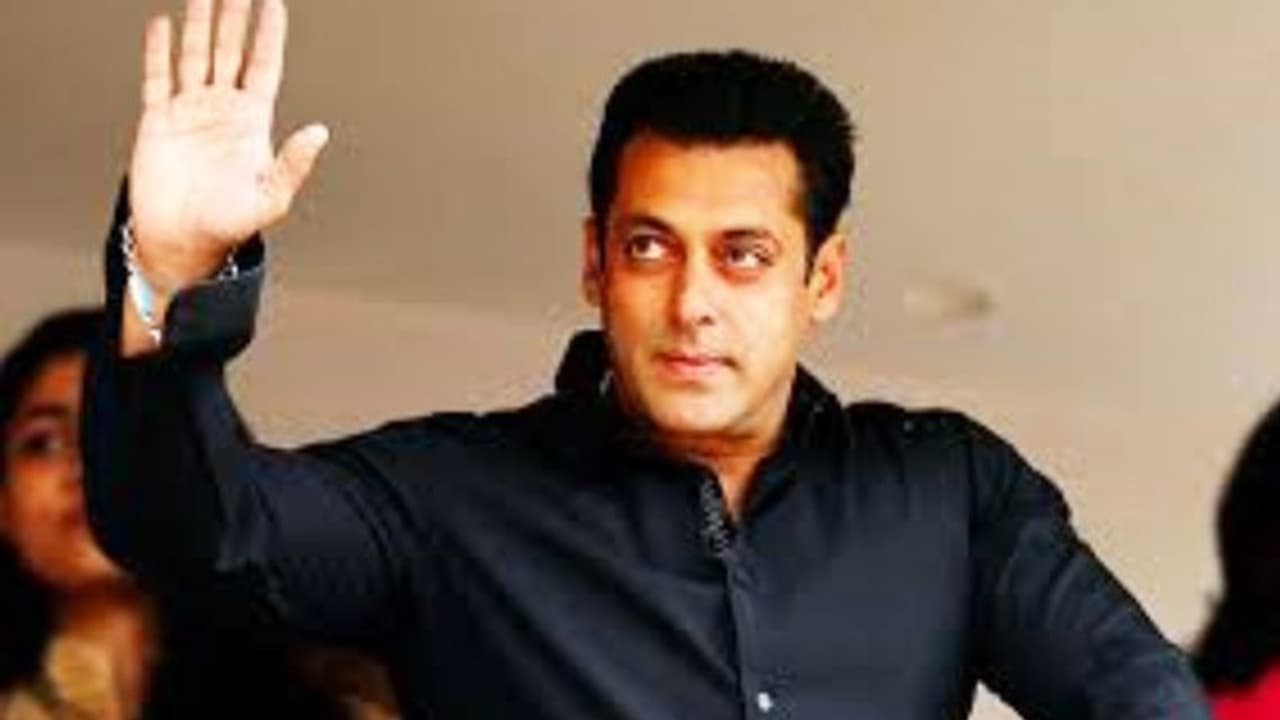 পানভেল গ্রামের মানুষের পাশে সলমন, মাংস ডিম সাহায্য পেয়ে খুশি ভাইজান পানভেল গ্রামের মানুষের পাশে সলমন, মাংস ডিম সাহায্য পেয়ে খুশি ভাইজান