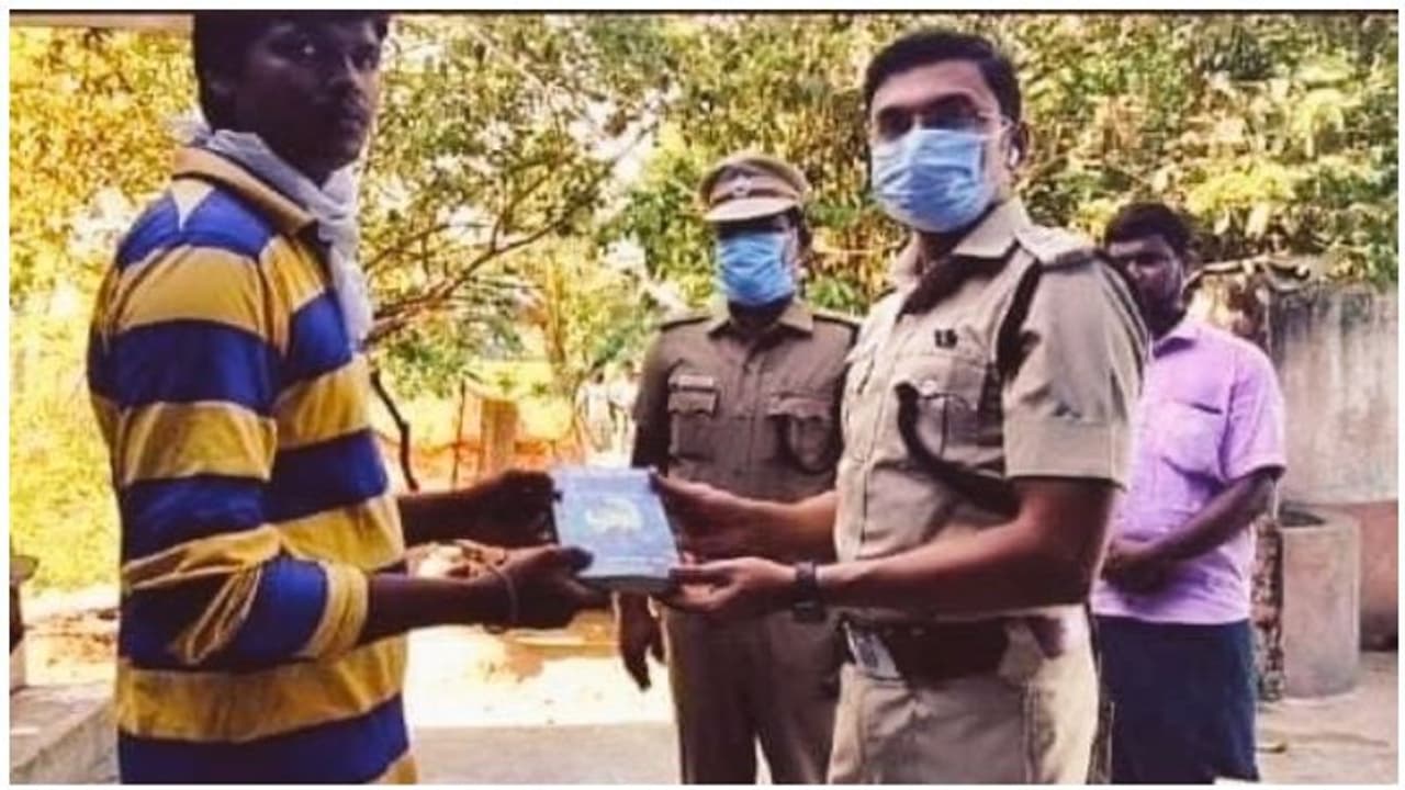 சாலையில் காய்கறிகளைக் கொட்டி போராடிய விவசாயிடம் மன்னிப்பு... வீட்டுக்கே போய் எஸ்.பி. நெகிழ்ச்சி..!