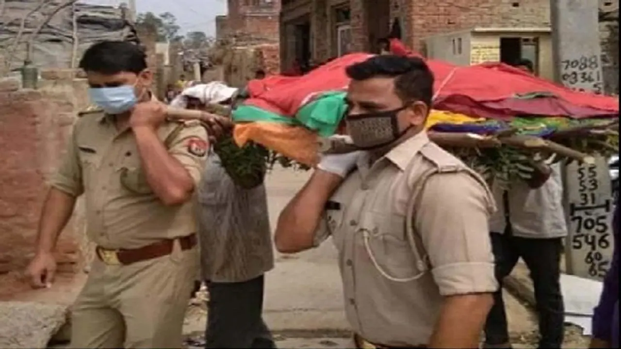 लॉकडाउन में बेसहारा हिंदू महिला की मौत, पुलिसकर्मियों के साथ मुस्लिम लड़के ने अर्थी को दिया कंधा लॉकडाउन में बेसहारा हिंदू महिला की मौत, पुलिसकर्मियों के साथ मुस्लिम लड़के ने अर्थी को दिया कंधा