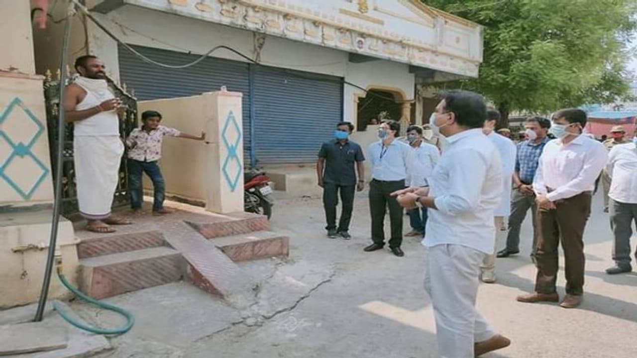 ఇక్కడ ఒక్కటే కేసు, పెరుగొద్దు: ఇంటింటికీ మంత్రి కేటీఆర్ ఇక్కడ ఒక్కటే కేసు, పెరుగొద్దు: ఇంటింటికీ మంత్రి కేటీఆర్