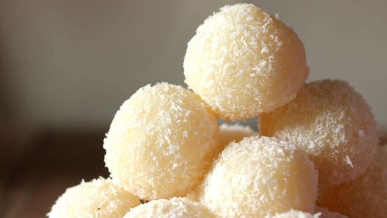 വളരെ എളുപ്പം ഉണ്ടാക്കാവുന്ന ഒരു സ്വീറ്റ്; 'കോക്കനട്ട് ലഡു' ഉണ്ടാക്കാം വളരെ എളുപ്പം ഉണ്ടാക്കാവുന്ന ഒരു സ്വീറ്റ്; 'കോക്കനട്ട് ലഡു' ഉണ്ടാക്കാം