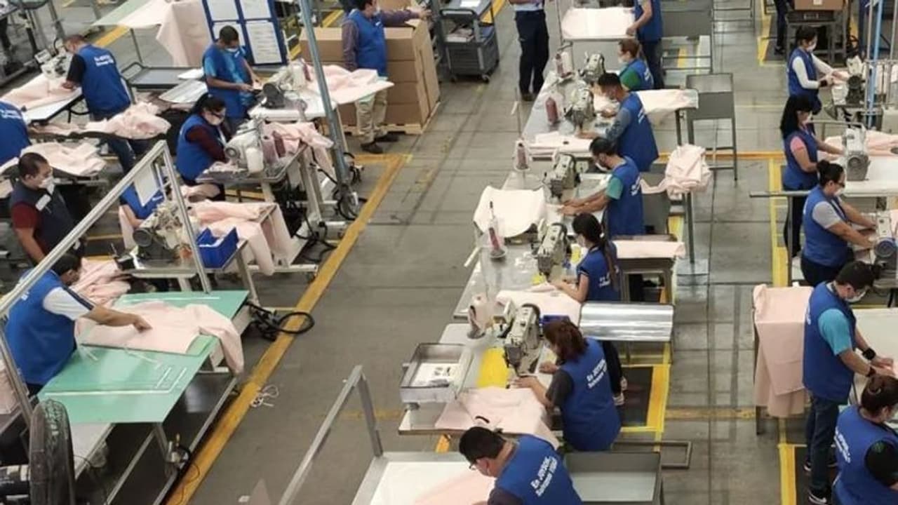 వాటితో మెడికల్ గౌన్లు, ఫేస్ మాస్కులను తయారి చేయనున్న ఫోర్డ్ కంపెనీ వాటితో మెడికల్ గౌన్లు, ఫేస్ మాస్కులను తయారి చేయనున్న ఫోర్డ్ కంపెనీ