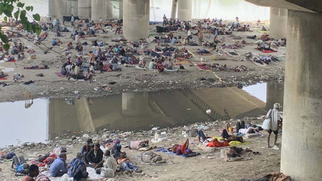 ওঁদের চোখের জল মিশে গিয়েছিল যমুনায়, লকডাউনের দিল্লিতে ৪ দিন কেটেছে খোলা আকাশের নিচে ওঁদের চোখের জল মিশে গিয়েছিল যমুনায়, লকডাউনের দিল্লিতে ৪ দিন কেটেছে খোলা আকাশের নিচে