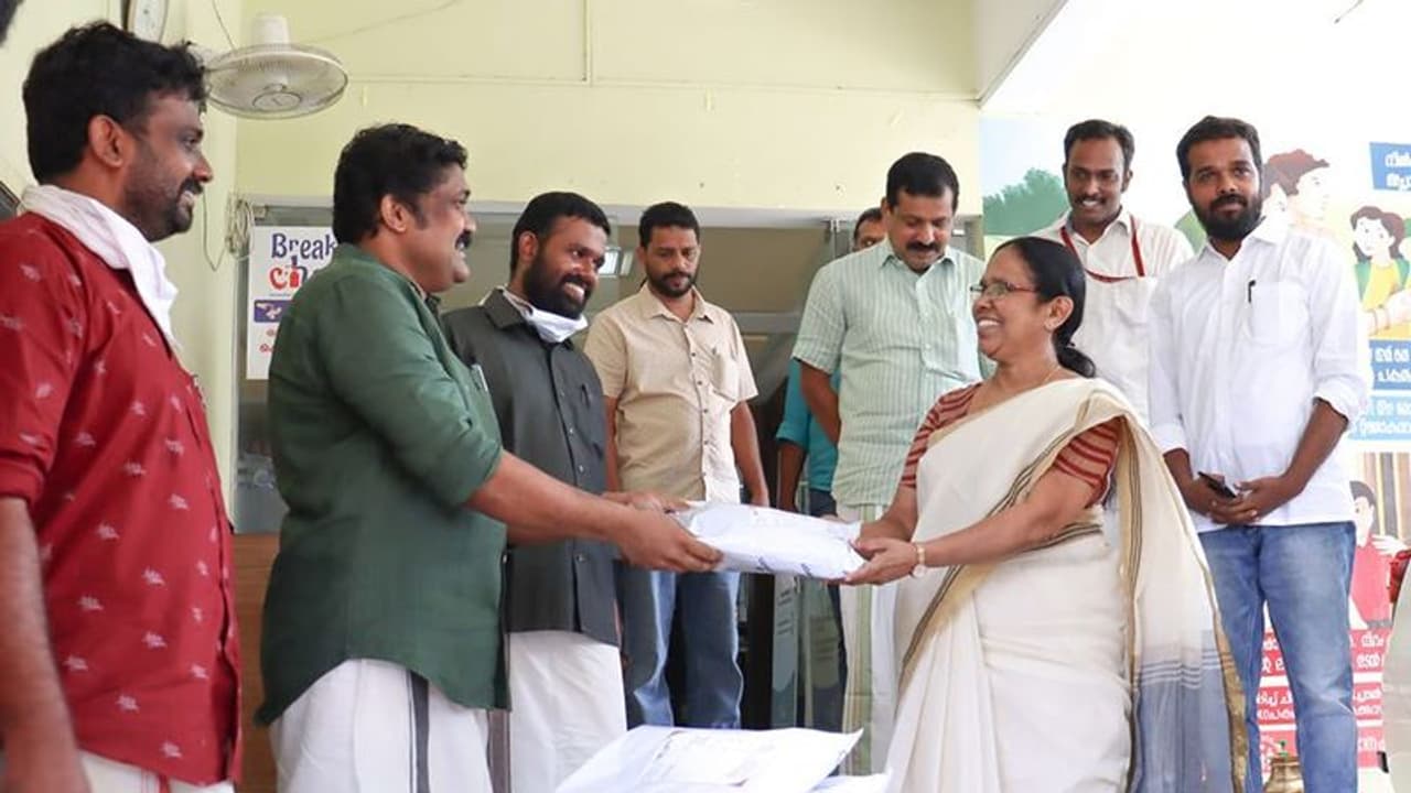 ആരോഗ്യപ്രവര്ത്തകര്ക്ക് വിഷുസമ്മാനവുമായി ഡിവൈഎഫ്ഐ; നല്കിയത് 500 പിപിഇ കിറ്റ് ആരോഗ്യപ്രവര്ത്തകര്ക്ക് വിഷുസമ്മാനവുമായി ഡിവൈഎഫ്ഐ; നല്കിയത് 500 പിപിഇ കിറ്റ്