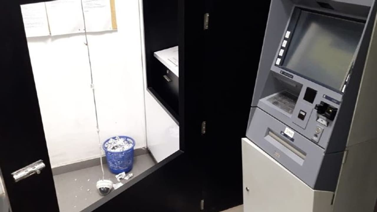 নিরাপত্তারক্ষীর গলায় ছুরি ঠেকিয়ে এটিএম লুটের চেষ্টা, আতঙ্ক ছড়াল ইসলামপুরে নিরাপত্তারক্ষীর গলায় ছুরি ঠেকিয়ে এটিএম লুটের চেষ্টা, আতঙ্ক ছড়াল ইসলামপুরে