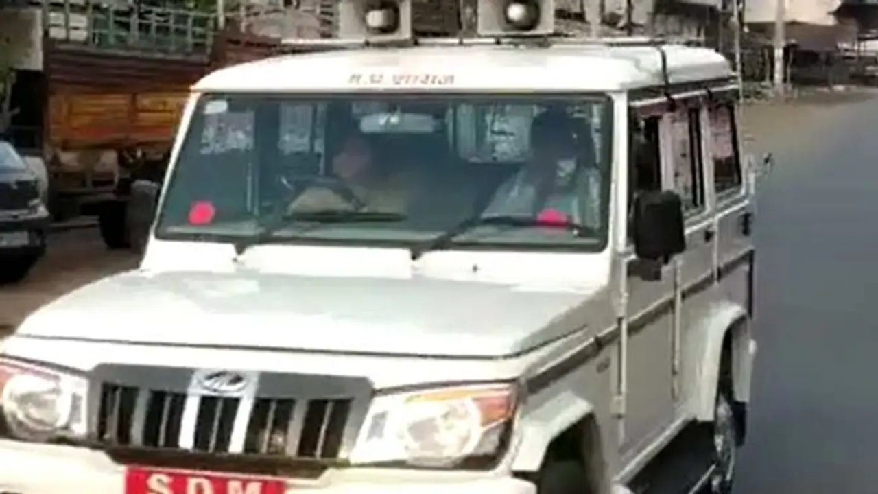 लॉकडाउन की यूं उड़ रहीं धज्जियां..SDM की पत्नी सूनी सड़क पर दौड़ा रहीं थी कार, कलेक्टर ने सिखाया सबक लॉकडाउन की यूं उड़ रहीं धज्जियां..SDM की पत्नी सूनी सड़क पर दौड़ा रहीं थी कार, कलेक्टर ने सिखाया सबक