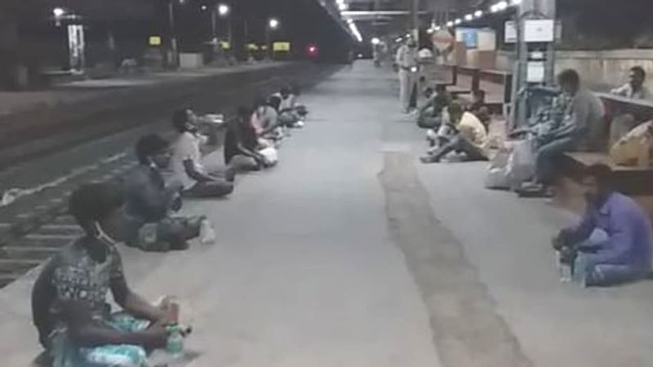 লকডাউনে রাস্তায় বেরোতেই বিপদ, পরিযায়ী শ্রমিকদের উদ্ধার করল পুলিশ লকডাউনে রাস্তায় বেরোতেই বিপদ, পরিযায়ী শ্রমিকদের উদ্ধার করল পুলিশ