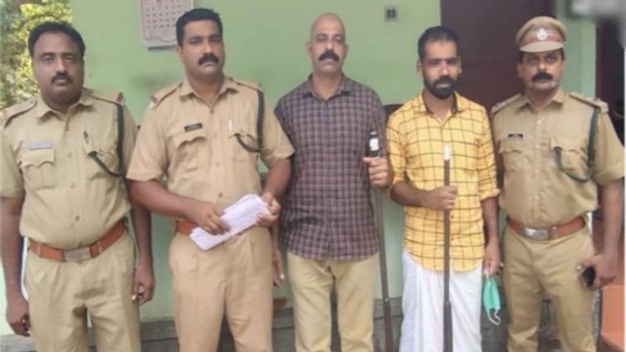 വന്യമൃഗ വേട്ട; നാടന് തോക്കുകളുമായി രണ്ടു പേർ പിടിയിൽ വന്യമൃഗ വേട്ട; നാടന് തോക്കുകളുമായി രണ്ടു പേർ പിടിയിൽ