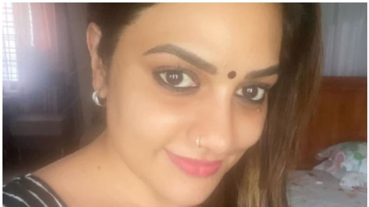 'മേയ്ക്കപ്പ് കൂടിയെന്ന് പറയല്ലേ'; ഫോട്ടോ ഷെയര് ചെയ്ത് റിമി ടോമി 'മേയ്ക്കപ്പ് കൂടിയെന്ന് പറയല്ലേ'; ഫോട്ടോ ഷെയര് ചെയ്ത് റിമി ടോമി