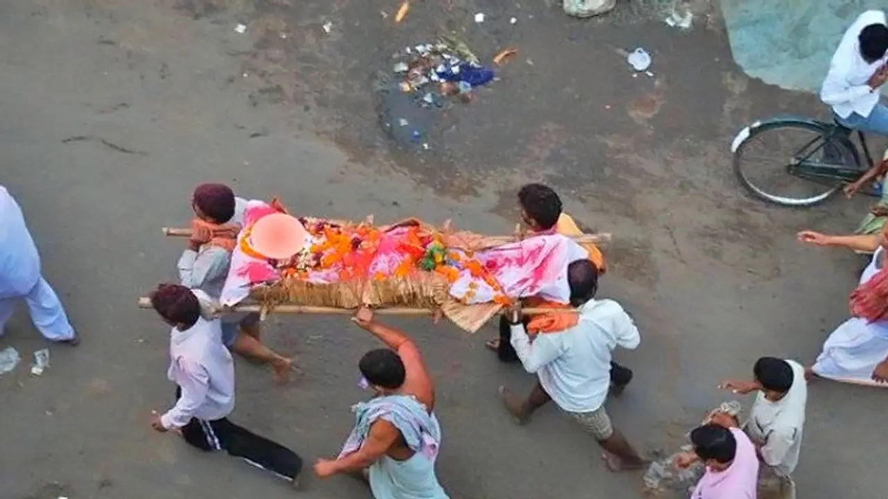 शवयात्रा में जाएं या रास्ते में यदि कोई शवयात्रा दिखे तो ये 4 काम जरूर करना चाहिए शवयात्रा में जाएं या रास्ते में यदि कोई शवयात्रा दिखे तो ये 4 काम जरूर करना चाहिए