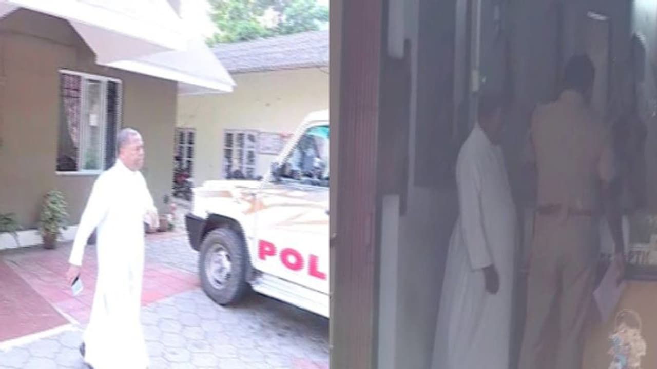 വിലക്ക് ലംഘിച്ച് കുര്ബാന; കൊച്ചിയില് വൈദികനും ആറ് വിശ്വാസികളും അറസ്റ്റില് വിലക്ക് ലംഘിച്ച് കുര്ബാന; കൊച്ചിയില് വൈദികനും ആറ് വിശ്വാസികളും അറസ്റ്റില്