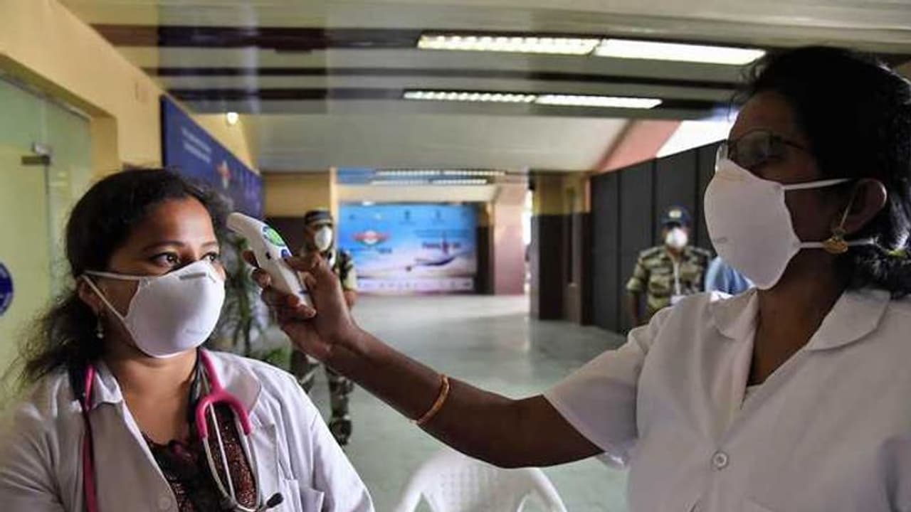 బఫర్ జోన్ లో సీఎం జగన్ నివాసం: అక్కడ కరోనా పాజిటివ్ కేసు బఫర్ జోన్ లో సీఎం జగన్ నివాసం: అక్కడ కరోనా పాజిటివ్ కేసు