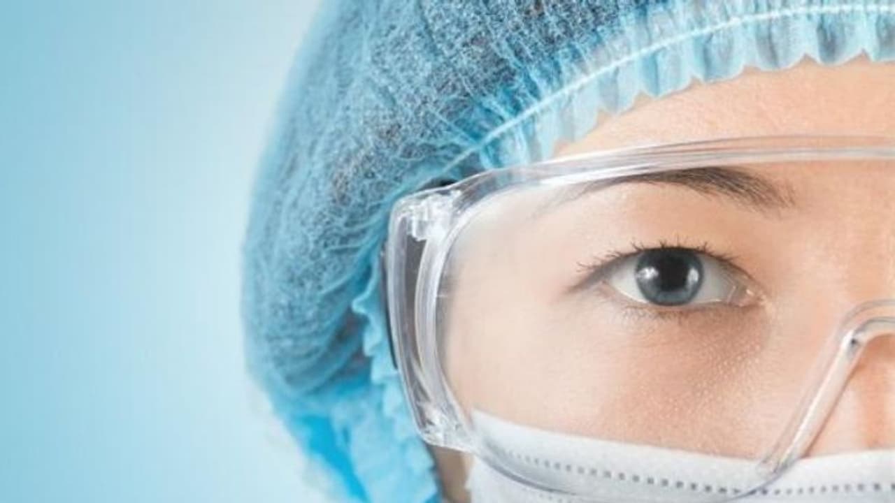 കൊവിഡ്; കണ്ണുകളിലൂടെ വൈറസുകൾ ശരീരത്തിനുള്ളിൽ പ്രവേശിക്കുമോ? ഡോക്ടര് പറയുന്നു... കൊവിഡ്; കണ്ണുകളിലൂടെ വൈറസുകൾ ശരീരത്തിനുള്ളിൽ പ്രവേശിക്കുമോ? ഡോക്ടര് പറയുന്നു...