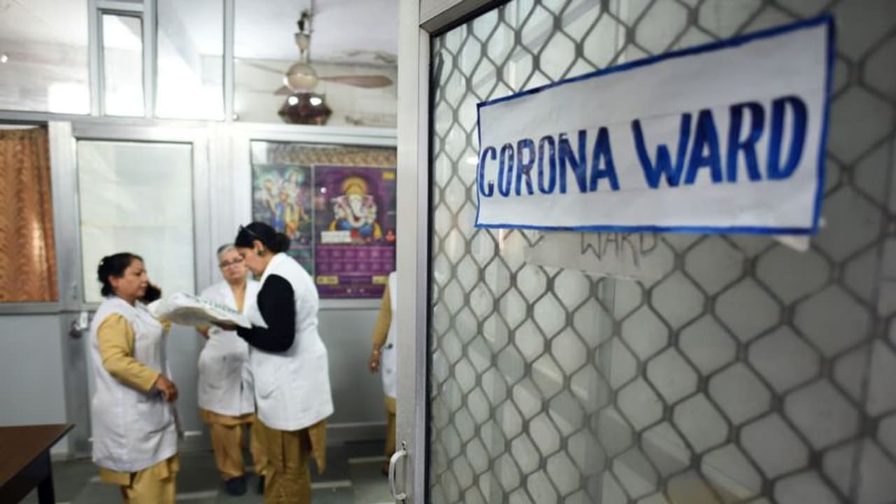 ദില്ലിയിൽ കൊവിഡ് ഡ്യൂട്ടി നഴ്സുമാരോട് അവഗണന; ഭക്ഷണം കിട്ടാതെ നഴ്സ് തലകറങ്ങി വീണു ദില്ലിയിൽ കൊവിഡ് ഡ്യൂട്ടി നഴ്സുമാരോട് അവഗണന; ഭക്ഷണം കിട്ടാതെ നഴ്സ് തലകറങ്ങി വീണു