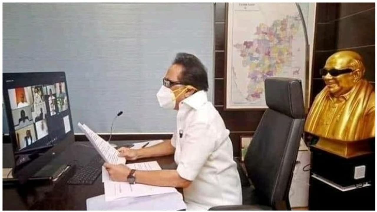 34 பேரில் உதயநிதிக்கு இடமில்லை... பரபரப்பாக வெளியிடப்பட்ட திமுக அமைச்சரவை பட்டியல்..! 34 பேரில் உதயநிதிக்கு இடமில்லை... பரபரப்பாக வெளியிடப்பட்ட திமுக அமைச்சரவை பட்டியல்..!