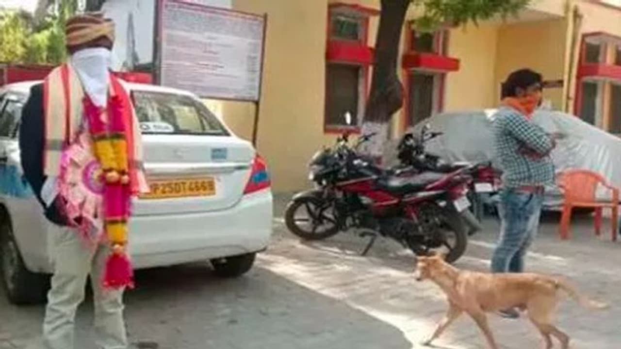 शादी रचाने निकला था दुल्हन के घर, पर हुआ कुछ ऐसा कि मंडप की जगह थाने पहुंच गए दूल्हे राजा शादी रचाने निकला था दुल्हन के घर, पर हुआ कुछ ऐसा कि मंडप की जगह थाने पहुंच गए दूल्हे राजा