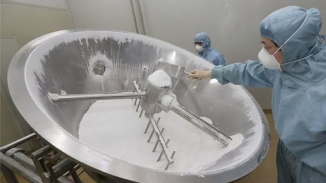 ഹൈഡ്രോക്സി ക്ളോറോക്വിൻ: ഒരു മലേറിയ മരുന്നിനെ ട്രംപ് കൊവിഡിനുള്ള 'മൃതസഞ്ജീവനി'യാക്കിയതിന് പിന്നിൽ ഹൈഡ്രോക്സി ക്ളോറോക്വിൻ: ഒരു മലേറിയ മരുന്നിനെ ട്രംപ് കൊവിഡിനുള്ള 'മൃതസഞ്ജീവനി'യാക്കിയതിന് പിന്നിൽ