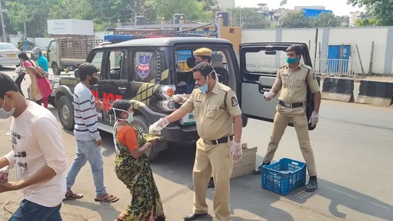 మానవత్వాన్ని చాటుకుంటున్న తెలంగాణ కానిస్టేబుల్: రోజుకు 800 మందికి భోజనం మానవత్వాన్ని చాటుకుంటున్న తెలంగాణ కానిస్టేబుల్: రోజుకు 800 మందికి భోజనం