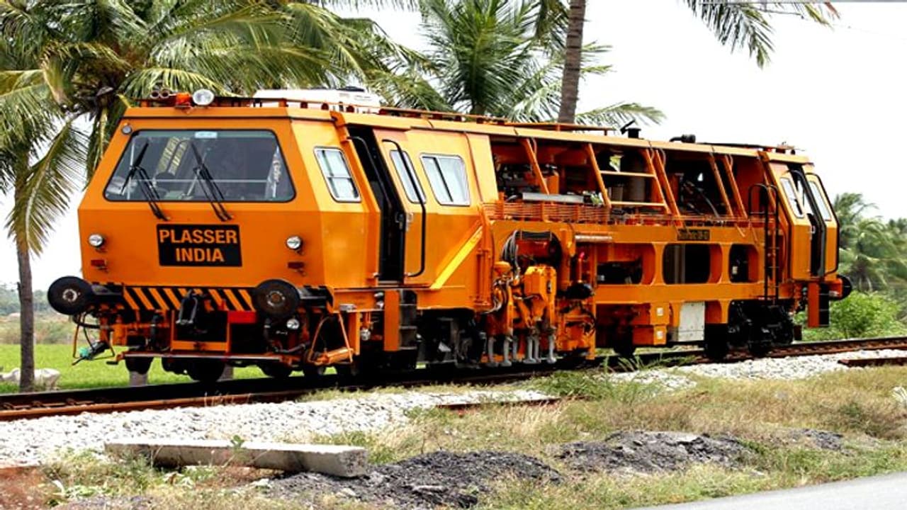 പാളം പരിശോധിക്കുന്ന ട്രെയിനില്‍ ഒളിച്ചു കടന്നു; മൂന്നു വനിതാ എന്‍ജിനീയര്‍മാര്‍ കുടുങ്ങി!