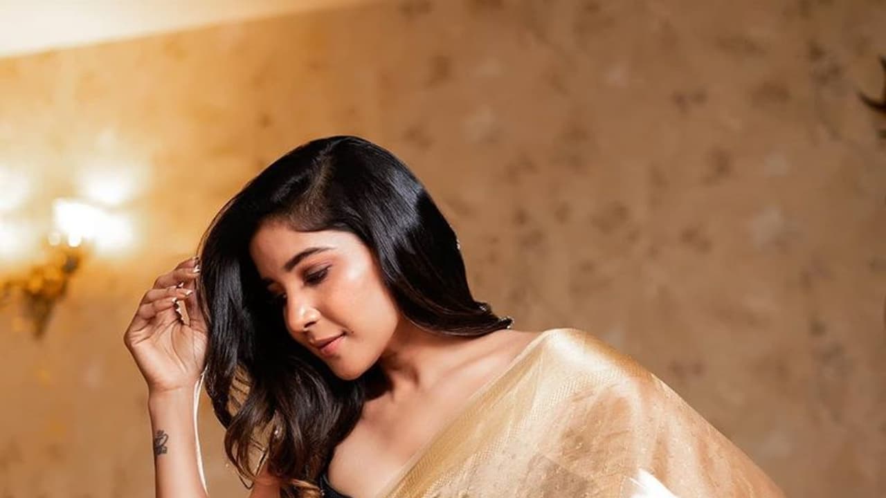 பாத் ட்ரெஸ்ஸில்... அந்த இடத்தில் குத்திய டாட்டூவை தயக்கம் இல்லாமல் காட்டிய சாக்ஷி! பாத் ட்ரெஸ்ஸில்... அந்த இடத்தில் குத்திய டாட்டூவை தயக்கம் இல்லாமல் காட்டிய சாக்ஷி!