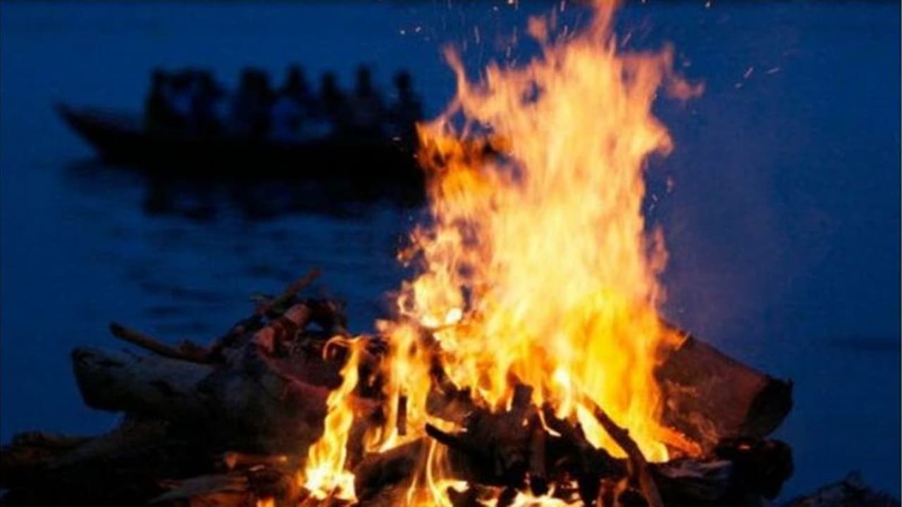 ലോക്ക് ഡൗണിനിടെ ബന്ധുക്കൾക്ക് എത്താന് സാധിച്ചില്ല, ഹിന്ദു സ്ത്രീയുടെ അന്ത്യകര്മ്മങ്ങള് നടത്തി മുസ്ലിങ്ങൾ ലോക്ക് ഡൗണിനിടെ ബന്ധുക്കൾക്ക് എത്താന് സാധിച്ചില്ല, ഹിന്ദു സ്ത്രീയുടെ അന്ത്യകര്മ്മങ്ങള് നടത്തി മുസ്ലിങ്ങൾ