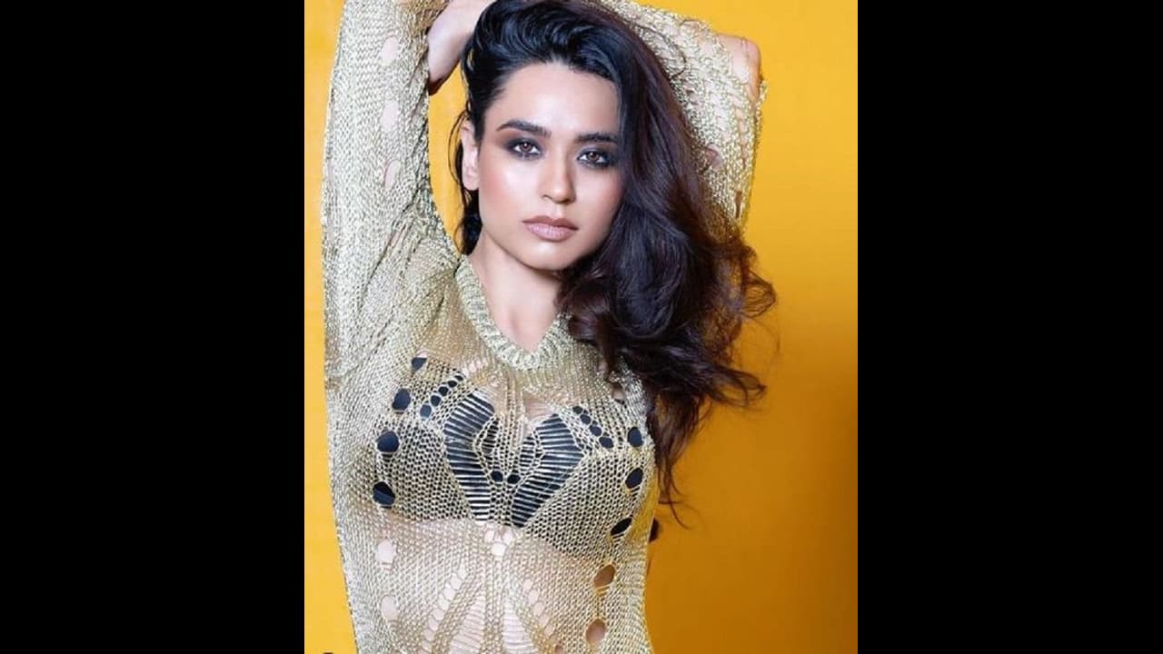 சாப்பாடு இல்ல... தூக்கமில்ல... என்னை காப்பாத்துங்க... சிக்கி சின்னாபின்னமாகி கதறும் பிரபல நடிகை..! சாப்பாடு இல்ல... தூக்கமில்ல... என்னை காப்பாத்துங்க... சிக்கி சின்னாபின்னமாகி கதறும் பிரபல நடிகை..!