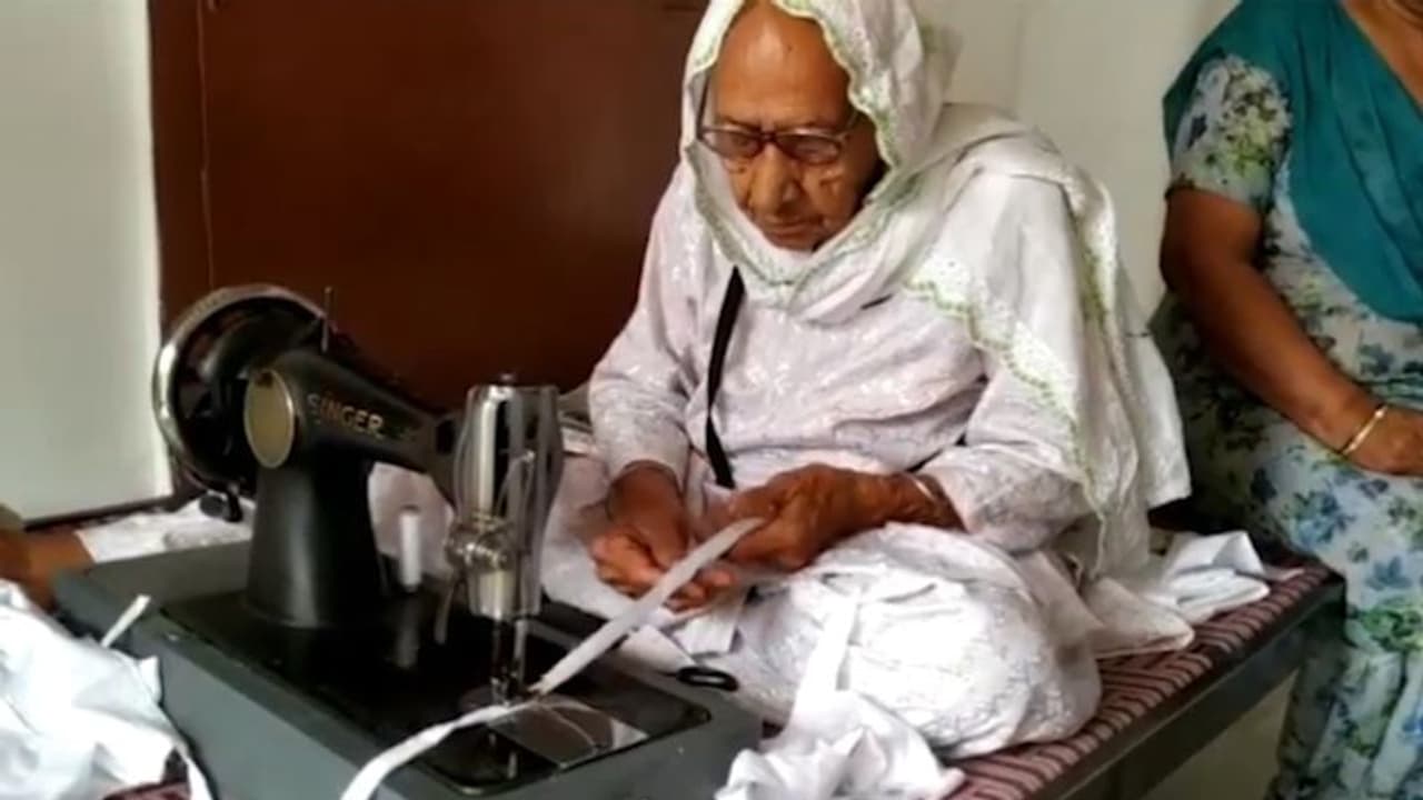 98 ವರ್ಷದ ಅಜ್ಜಿಯಿಂದ ಬಡವರಿಗಾಗಿ ಮಾಸ್ಕ್ ತಯಾರಿಕೆ, ಎಲ್ಲರಿಗೂ ಮಾದರಿ!