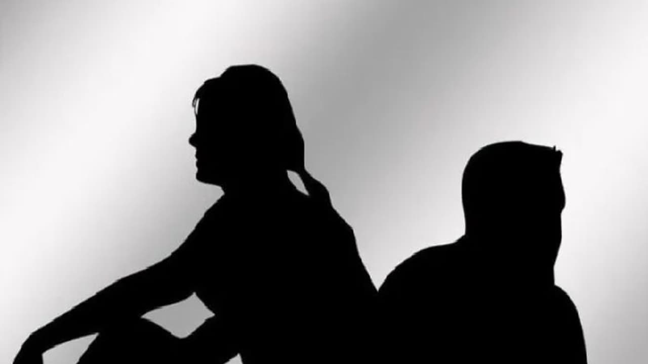 ঝড় বৃষ্টিতে ফুটপাতে রাত কাটছে সস্ত্রীক স্বাস্থ্যকর্মীর, করোনার ভয়ে বার করে দিল বাড়িওয়ালা