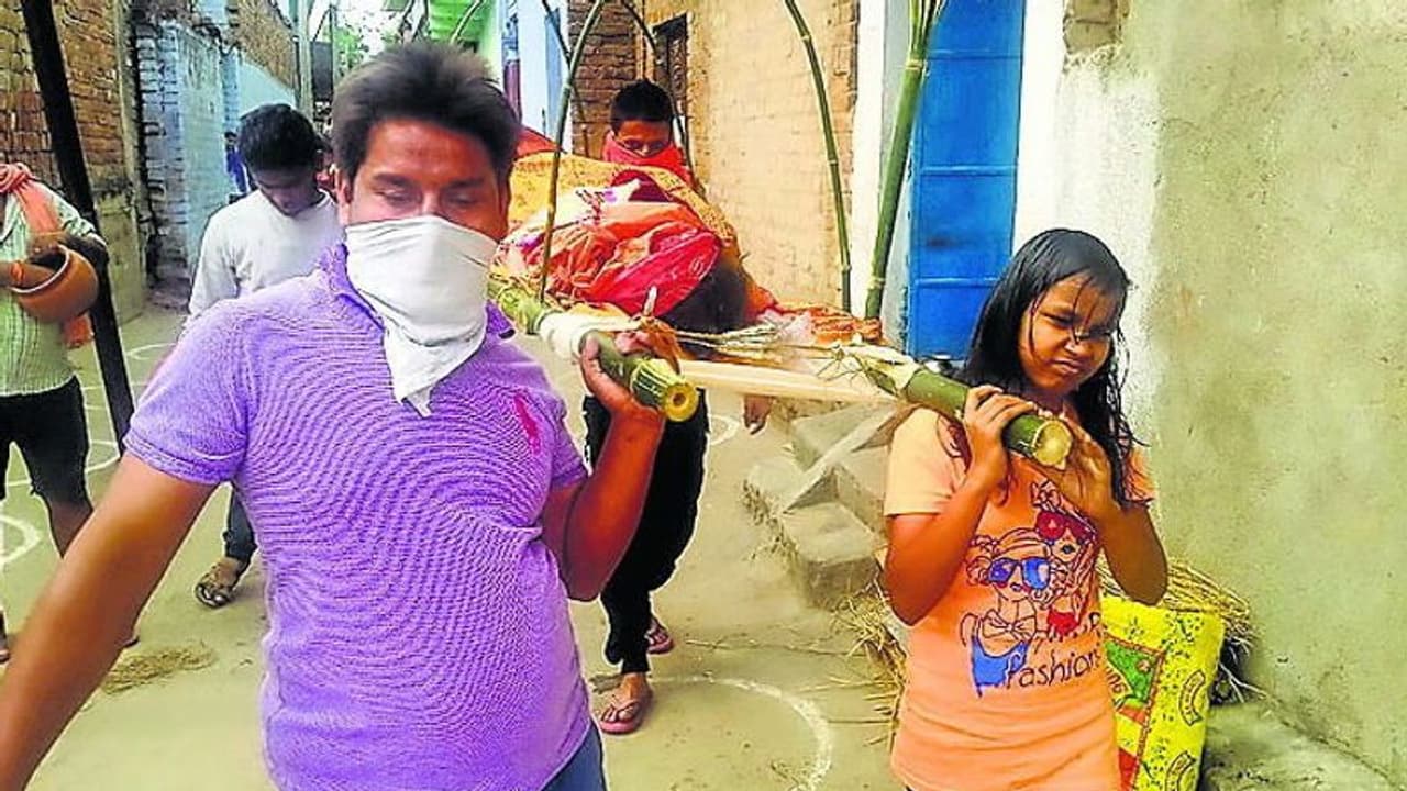 हे भगवान! जब 10 साल की बेटी ने उठाई मां की अर्थी और खुद की अंत्येष्टि, देखने वालों का दहल उठा कलेजा हे भगवान! जब 10 साल की बेटी ने उठाई मां की अर्थी और खुद की अंत्येष्टि, देखने वालों का दहल उठा कलेजा