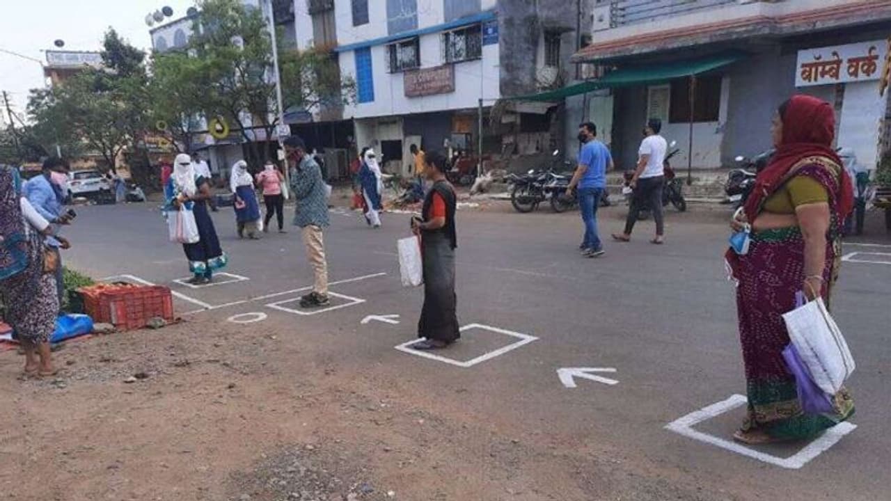 ದೇವಾಲಯ, ಹೋಟೆಲ್ಗಳಲ್ಲಿ ಮಾತ್ರ ಸಾಮಾಜಿಕ ಅಂತರ ದೇವಾಲಯ, ಹೋಟೆಲ್ಗಳಲ್ಲಿ ಮಾತ್ರ ಸಾಮಾಜಿಕ ಅಂತರ