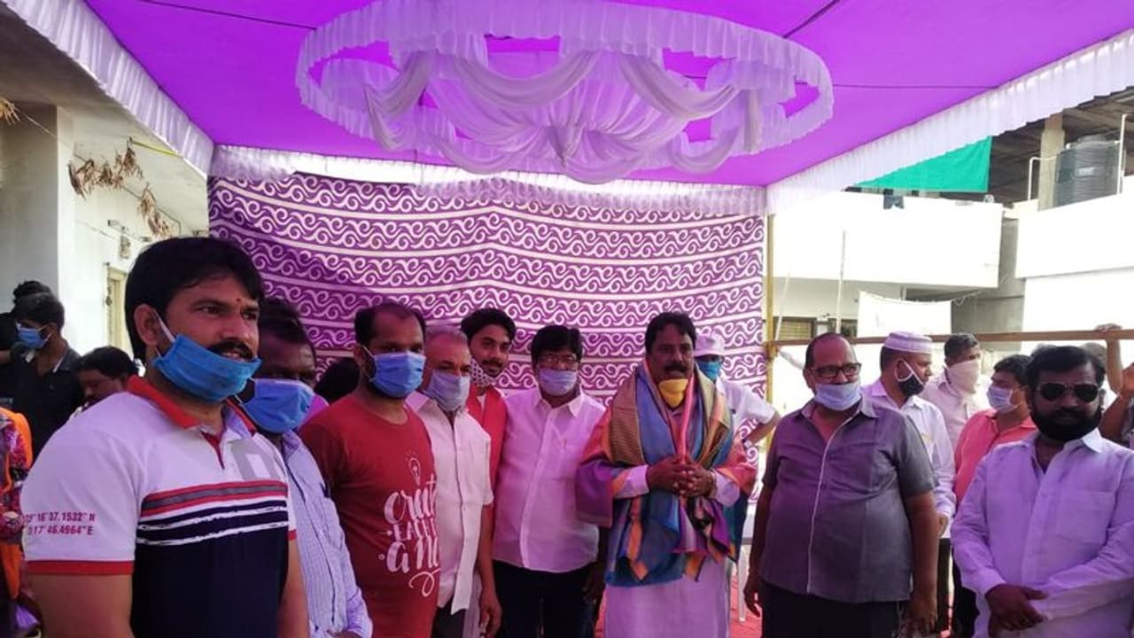 లాక్ డౌన్ ఉల్లంఘన: హైదరాబాద్ లో కార్పొరేటర్ పుట్టినరోజు వేడుకలు లాక్ డౌన్ ఉల్లంఘన: హైదరాబాద్ లో కార్పొరేటర్ పుట్టినరోజు వేడుకలు