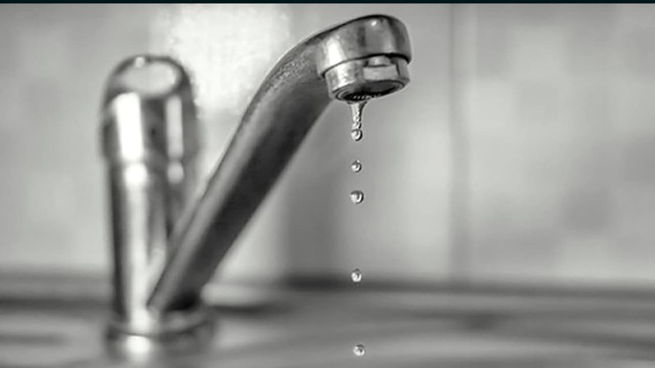 नलों से टपकता पानी बना सकता है कंगाल, जल का दुरुपयोग करने से नाराज होती हैं देवी लक्ष्मी नलों से टपकता पानी बना सकता है कंगाल, जल का दुरुपयोग करने से नाराज होती हैं देवी लक्ष्मी