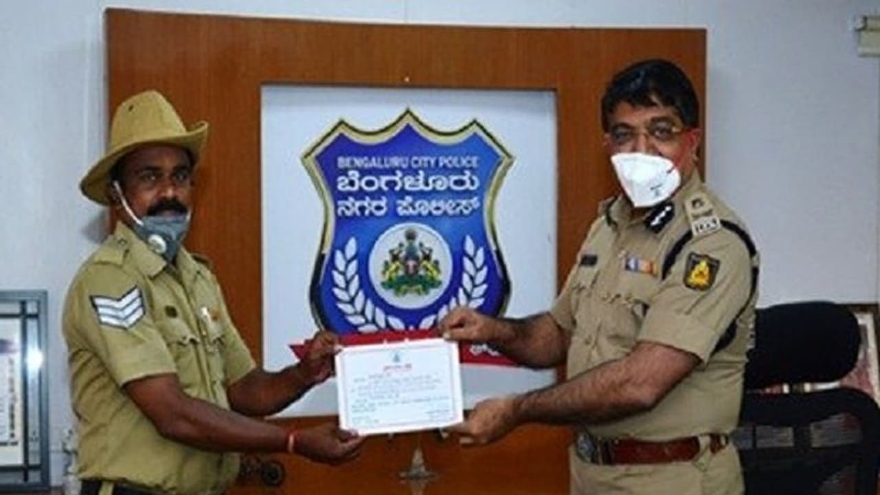 ಬೈಕಲ್ಲಿ 430 ಕಿ.ಮೀ. ಹೋಗಿ ಕ್ಯಾನ್ಸರ್ ಔಷಧ ಕೊಟ್ಟು ಮಾನವೀಯತೆ ಮೆರೆದ ಪೊಲೀಸ್..! ಬೈಕಲ್ಲಿ 430 ಕಿ.ಮೀ. ಹೋಗಿ ಕ್ಯಾನ್ಸರ್ ಔಷಧ ಕೊಟ್ಟು ಮಾನವೀಯತೆ ಮೆರೆದ ಪೊಲೀಸ್..!