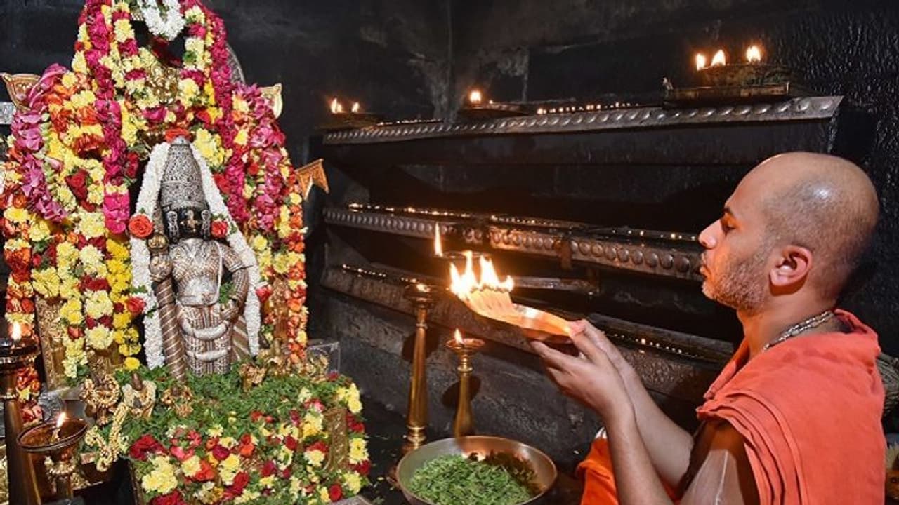 ಆಹಾರ ಕೊರತೆ ತಪ್ಪಿಸಲು ವಾರದಲ್ಲಿ 3 ಉಪವಾಸ: ಉಡುಪಿ ಶ್ರೀಗಳ ಕರೆ ಆಹಾರ ಕೊರತೆ ತಪ್ಪಿಸಲು ವಾರದಲ್ಲಿ 3 ಉಪವಾಸ: ಉಡುಪಿ ಶ್ರೀಗಳ ಕರೆ