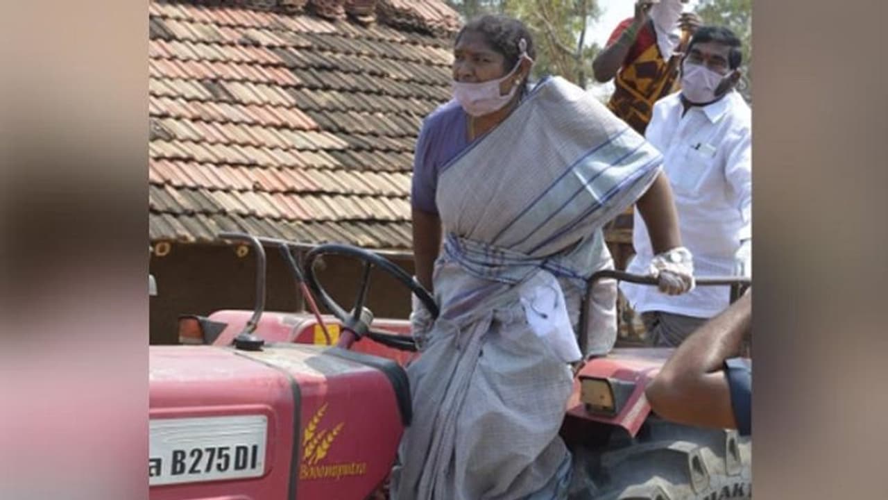 "అడవి చుక్క": నాడు తనకు ఆశ్రయమిచ్చిన అడవి ఋణం తీర్చుకుంటున్న సీతక్క "అడవి చుక్క": నాడు తనకు ఆశ్రయమిచ్చిన అడవి ఋణం తీర్చుకుంటున్న సీతక్క