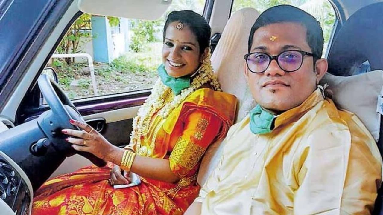 'ചോറ്റാനിക്കര ടു പാലക്കാട്', വിവാഹം കഴിഞ്ഞ് 130 കിലോമീറ്റര്‍ കാറോടിച്ച് വധുവിന്റെ ഗൃഹപ്രവേശം