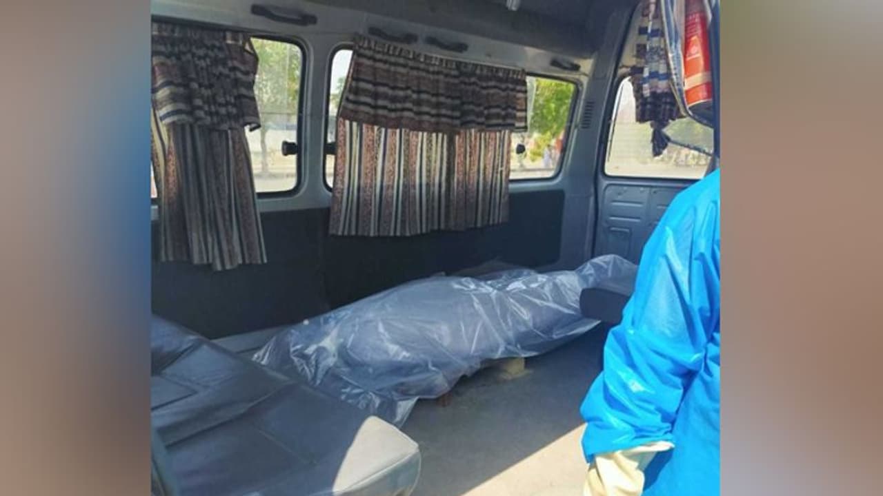 মৃত্যুর পরেও শেষ যাত্রার জন্য অনন্ত অপেক্ষা করোনায় আক্রান্ত চিকিৎসকের, থালা বাজিয়া কী লাভ হল মৃত্যুর পরেও শেষ যাত্রার জন্য অনন্ত অপেক্ষা করোনায় আক্রান্ত চিকিৎসকের, থালা বাজিয়া কী লাভ হল