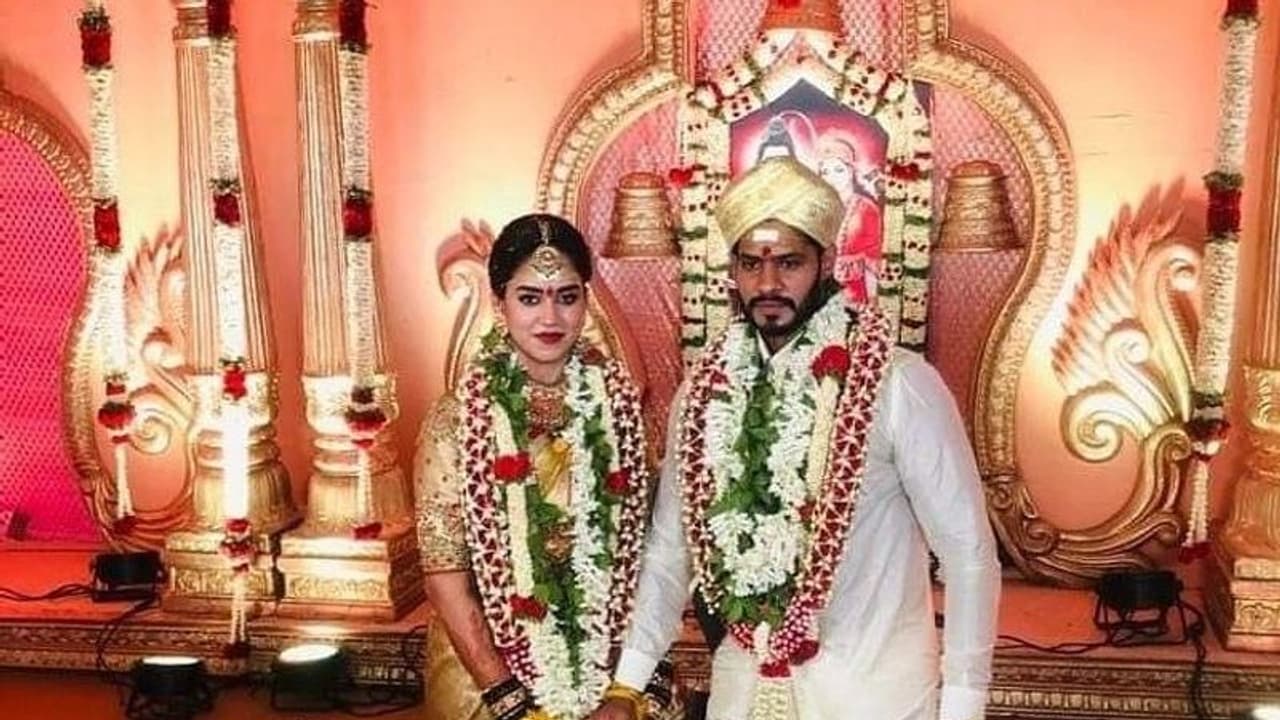 লকডাউনের মাঝেই এলাহি আয়োজন, ছেলের বিয়ে দিয়ে বিতর্কে জড়ালেন প্রাক্তন মুখ্যমন্ত্রী