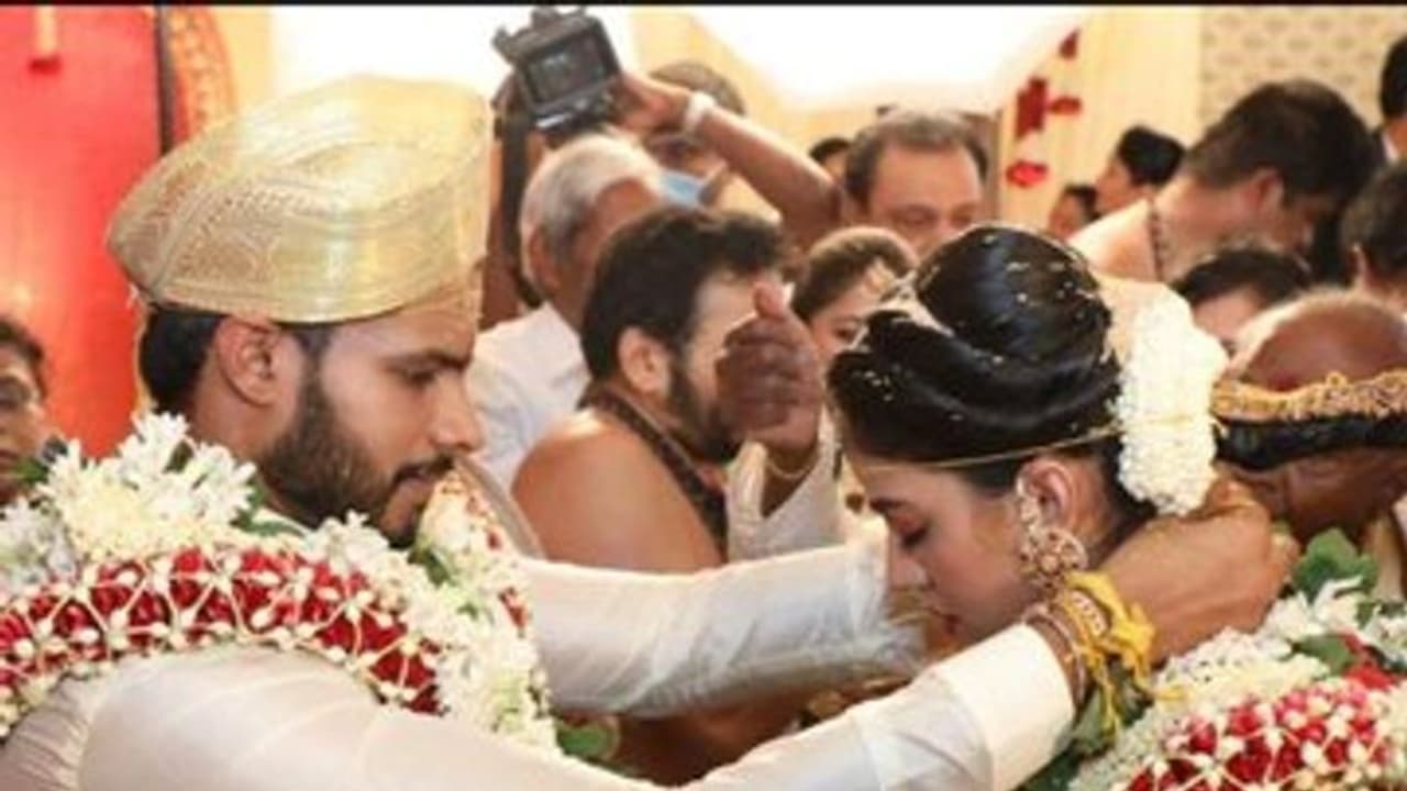 தடபுடலான ஆடம்பரம் இல்லை... கொரோனோவால் மகன் திருமணத்தை எளிமையாக நடத்தி முடித்த குமாரசாமி...! தடபுடலான ஆடம்பரம் இல்லை... கொரோனோவால் மகன் திருமணத்தை எளிமையாக நடத்தி முடித்த குமாரசாமி...!