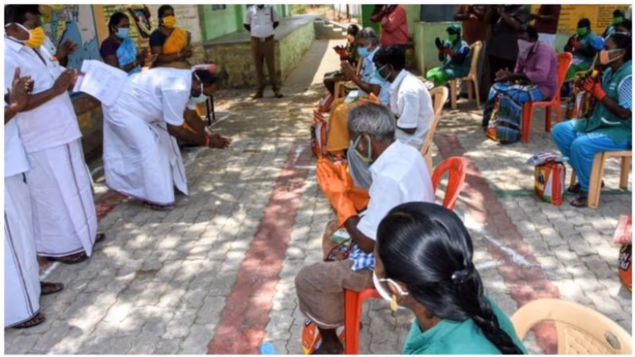 நீங்கள்தான் கடவுள்... துப்புரவு பணியாளரின் காலில் விழுந்து வணங்கிய அமைச்சர் ஆர்.பி.உதயகுமார்..!