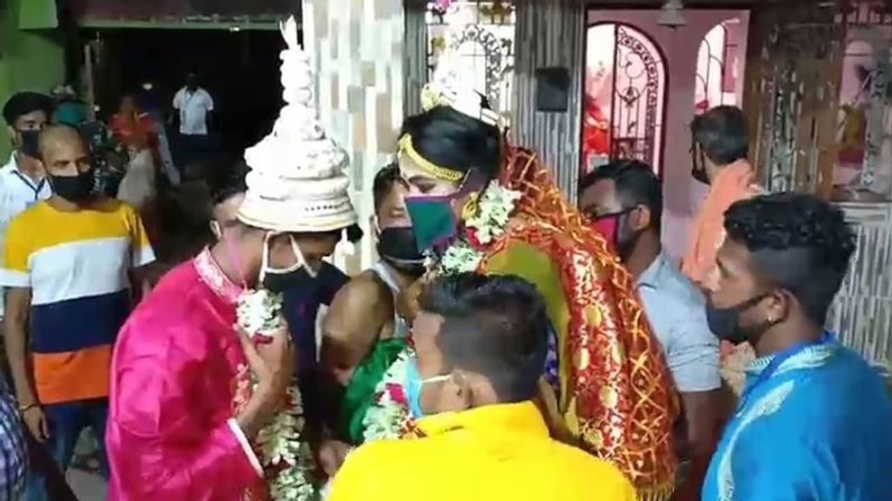 মাস্ক পরেই মালাবদল, লকডাউনে অভিনব বিয়ের আসর খড়গপুরে মাস্ক পরেই মালাবদল, লকডাউনে অভিনব বিয়ের আসর খড়গপুরে