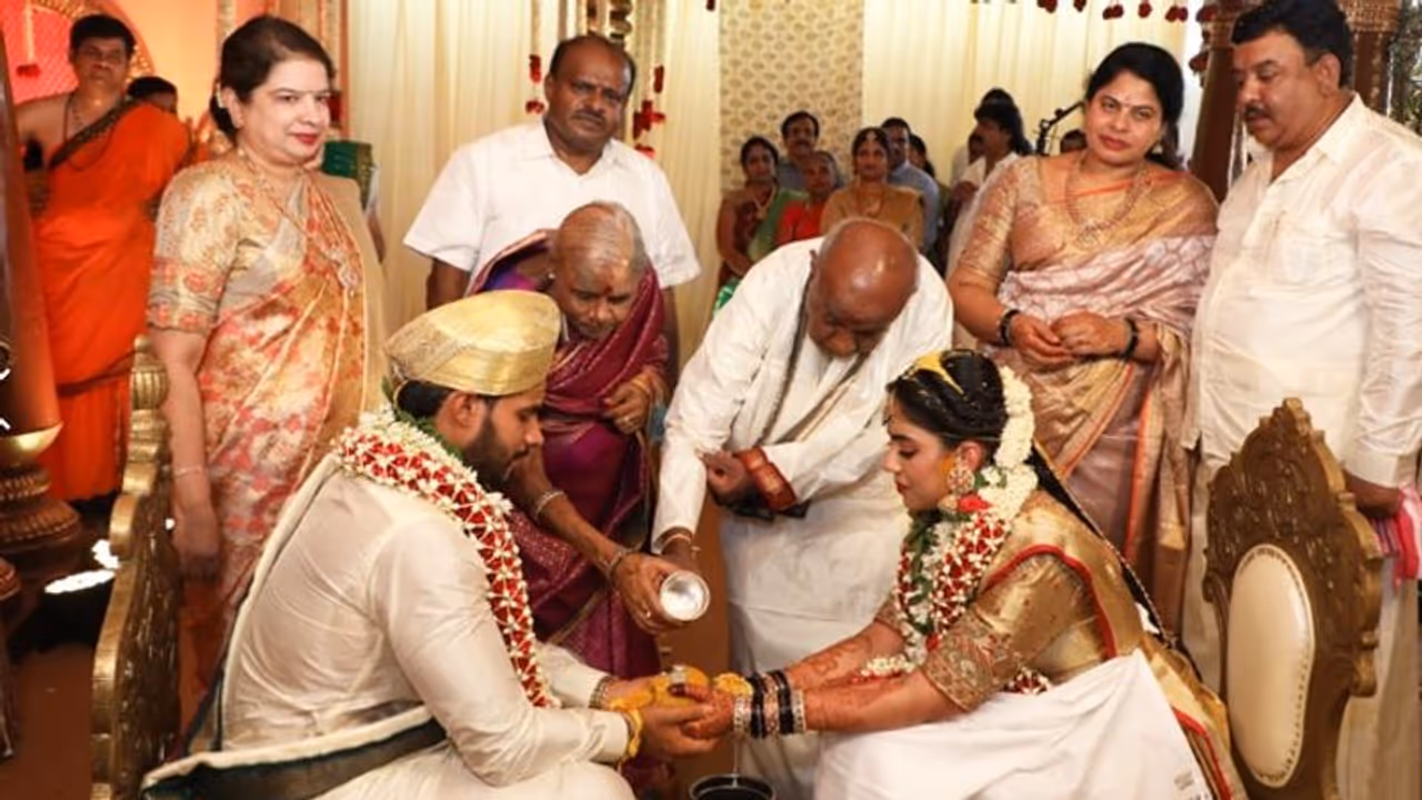 India under lockdown: As Kumaraswamy’s son Nikhil gets hitched, social distancing gets ditched! India under lockdown: As Kumaraswamy’s son Nikhil gets hitched, social distancing gets ditched!